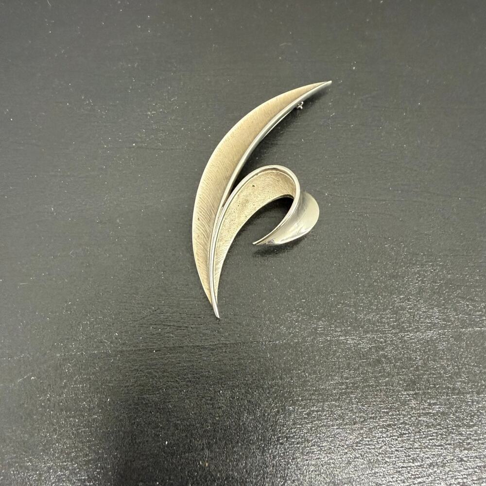 Vintage Crown Trifari Abstract Leaf Brooch Pin Brushed Silver  Tone Metal Signed